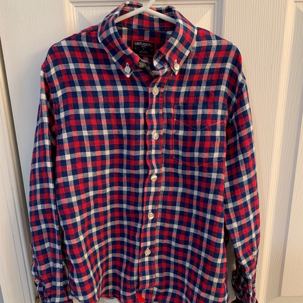 Boys “ Unutuck it”button down shirt, Size Small